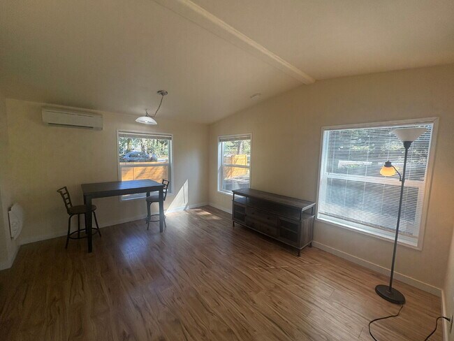 Foto del edificio - Remodeled 1BR Cottage on Private Wooded Lot