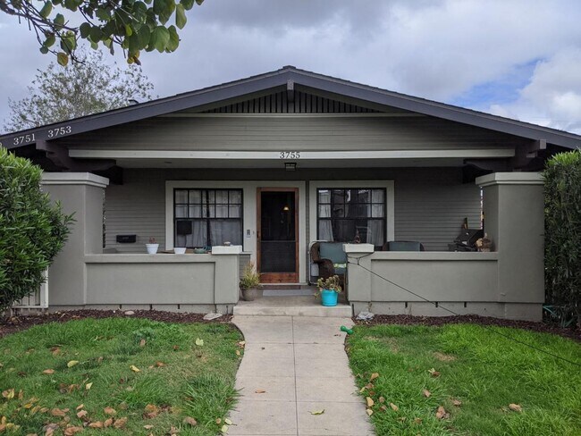 Foto del edificio - Fenced 3 Bedroom House with Two Car Driveway! Located in the Heart of North Park! In Unit Washer ...