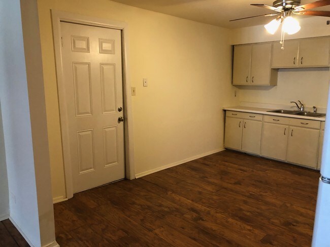 Foto del edificio - 2108 N Western Ave
