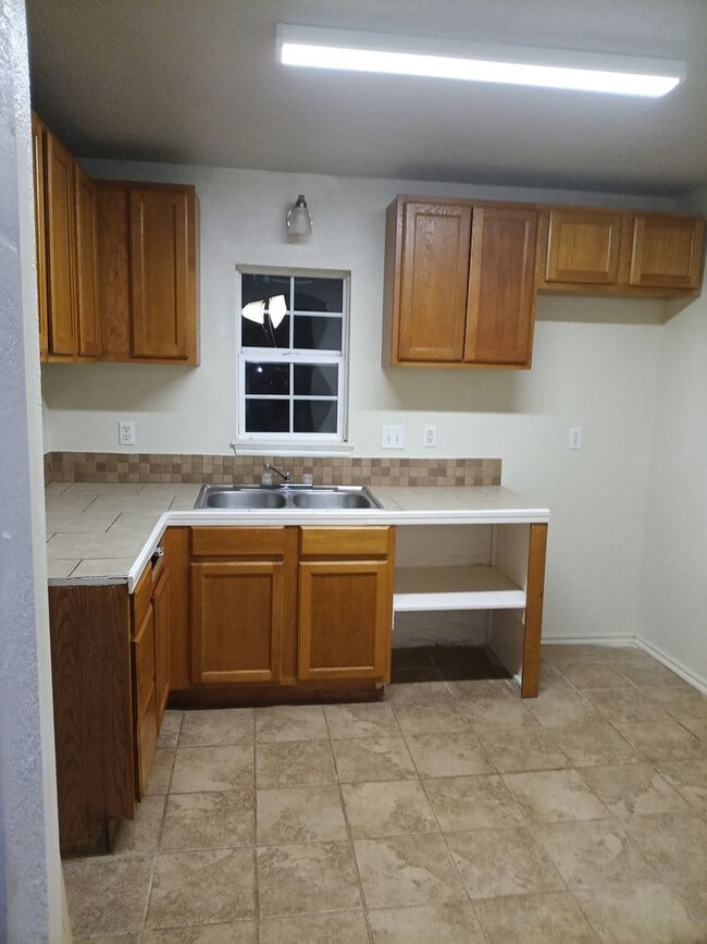 Foto del edificio - Two bedroom home with over half of acre  o...