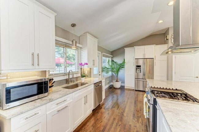 Building Photo - 857 Kings Point Dr W