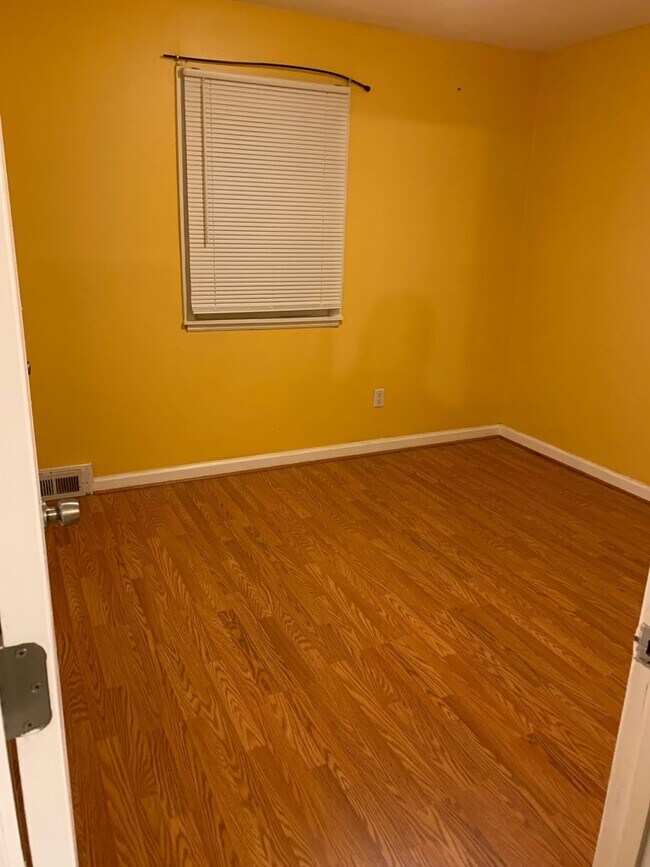 Room 1 - 4315 39th Plz