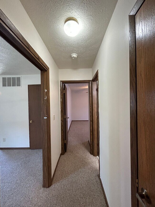 Building Photo - Spacious 2 Bedroom Apartment