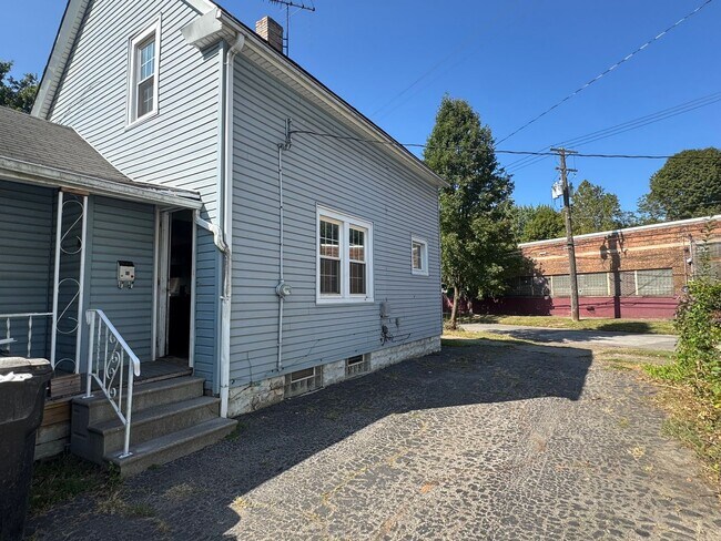 Foto del edificio - 3 bd house near Slavic Village/North Broadway