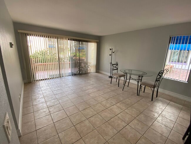 Foto del edificio - 8324 Regents Rd