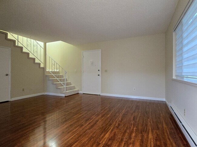 Building Photo - Cute 2-Story Townhouse Style Apartment, Gated Courtyard, Remodeled Inside, Wood Floors, Fresh Paint!