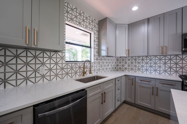 Building Photo - Updated 4 Bed 3 Bath Home with Pool in Northwood Estates