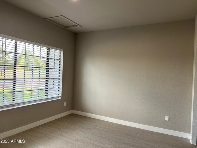 Building Photo - 6459 S River Dr