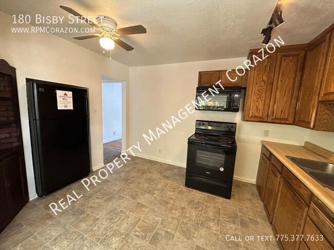 Foto del edificio - Rare 6 bedroom college house w/ great yard...