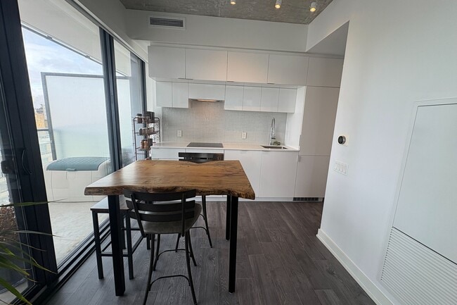 Building Photo - 185 Roehampton Ave