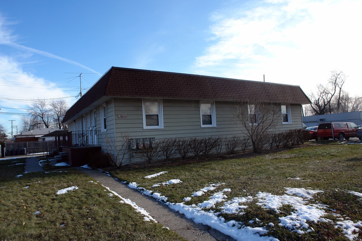 Primary Photo - 28700 Utica Rd