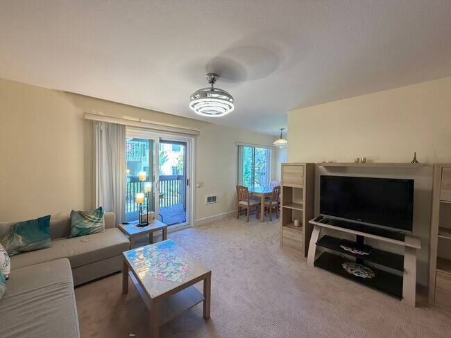Building Photo - Large Studio in La Jolla / UTC area