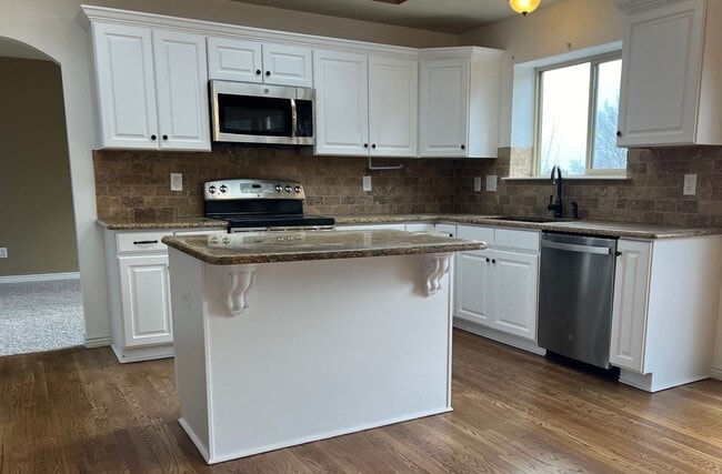 Foto del edificio - Gleneagle 4 Bed 2 Story Home with Stunning Mt. Views