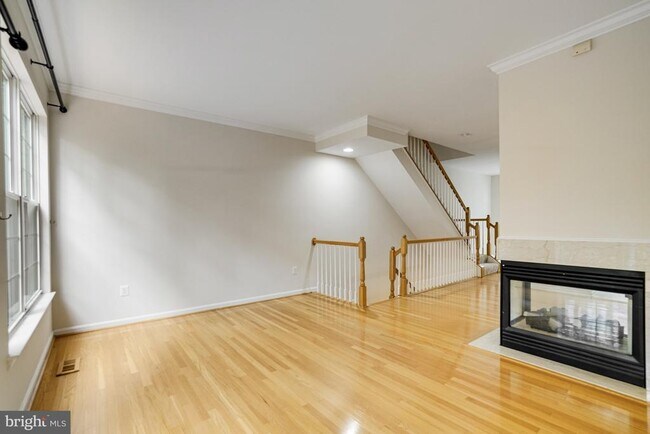 Foto del edificio - 6490 Tayack Pl