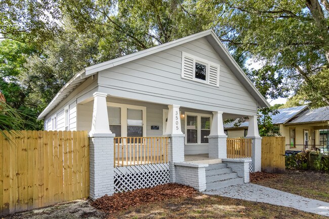 Foto del edificio - Now Leasing Charming 4BR 2BA Tampa Bungalow!