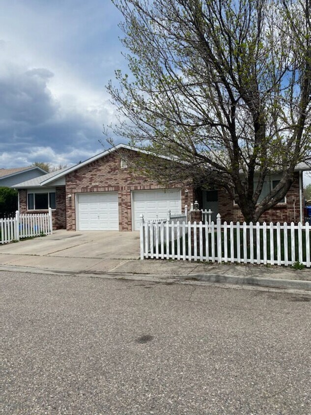 Building Photo - Great 3 possible 4-bed 2.5 bath duplex with finished basement