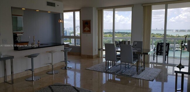 Foto del edificio - 6365 Collins Ave