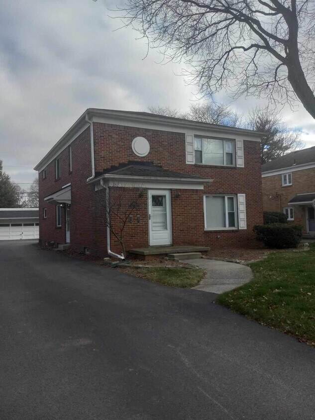 Primary Photo - 2136 Secor Rd