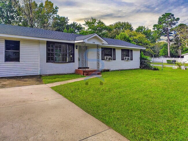 Building Photo - Move in before November 30th and choose yo...