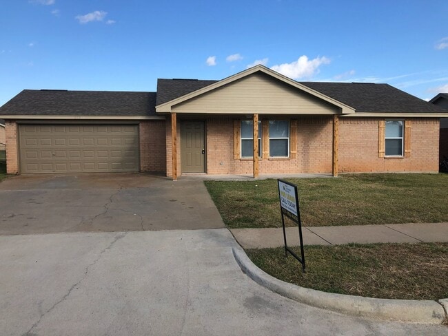 Foto del edificio - Full Brick 3 bed 2 bath 2 car Garage with fenced back yard! All new paint, Flooring, appliances!!