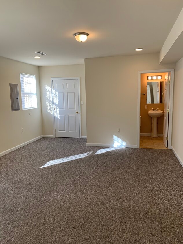 Master bedroom looking in - 818 Whitelock St