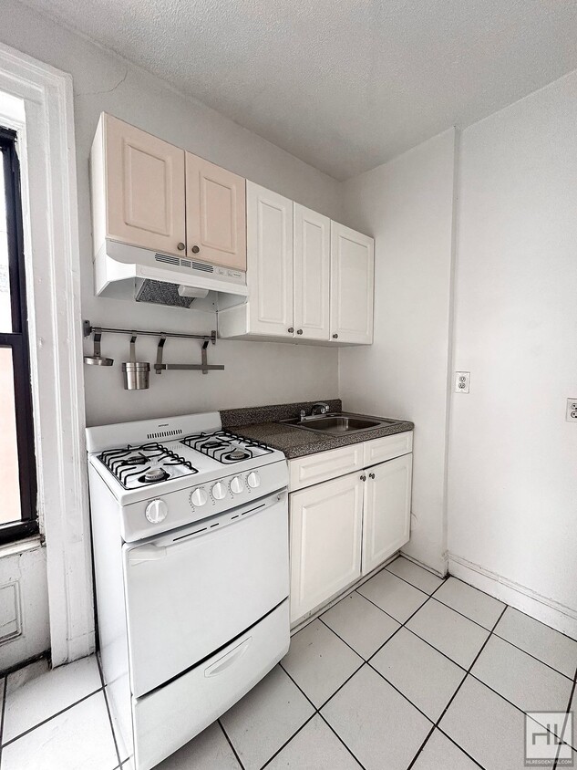 Building Photo - NO FEE One Bed on Upper East Side! Won't S...