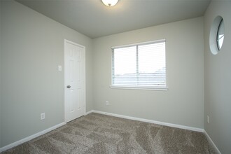 Building Photo - 527 Richcrest Dr