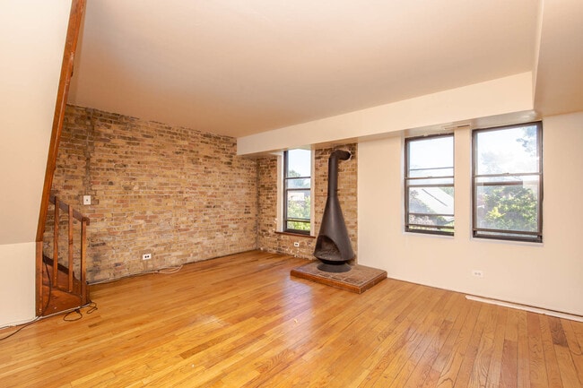 Building Photo - 1050 W Dickens Ave