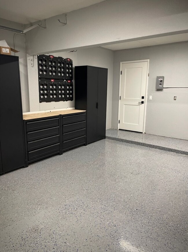 Foto del edificio - Nicely upgraded Townhome is East Simi