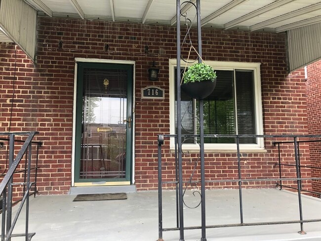 Building Photo - 716 Crittenden St NE