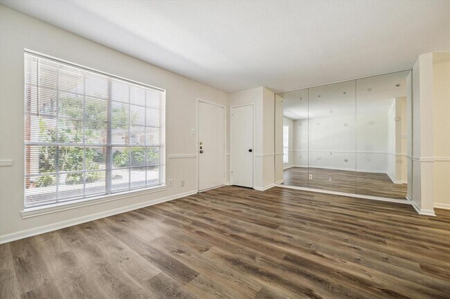 Foto del edificio - 11540 Chimney Rock Rd