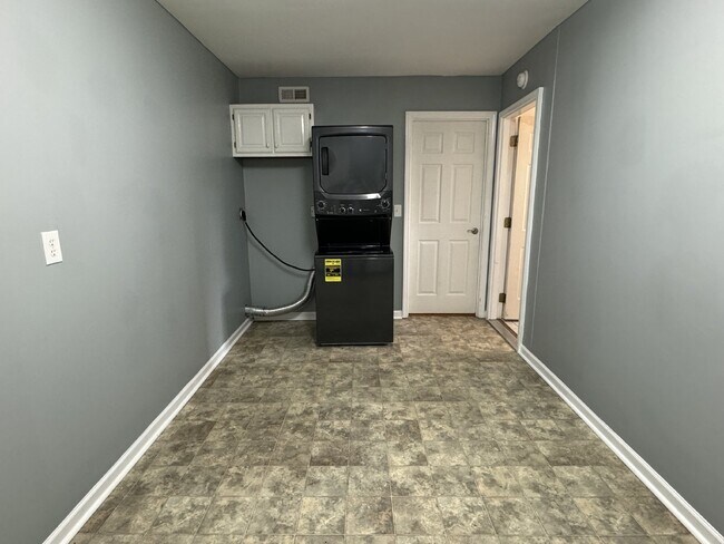 Foto del edificio - 3 BD/2 BA - Two Story Home in Mid-town Wil...