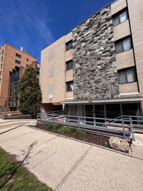 Building Photo - Edgewater East