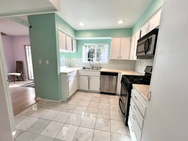 Kitchen - 17738 Devonshire St