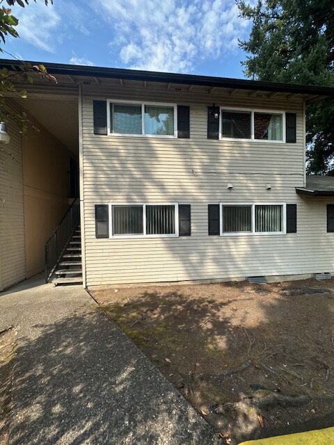 Building Photo - 2-Bedroom Apartment, 1.5 Bath, Downstairs,...