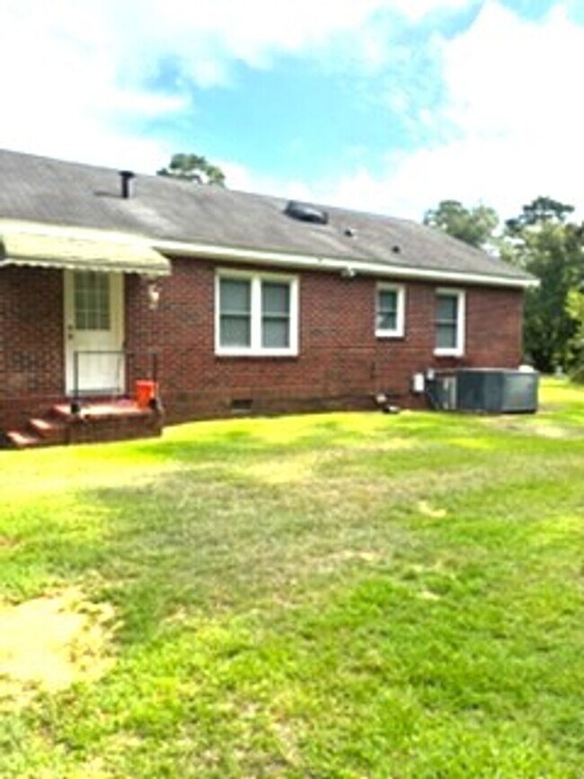 Building Photo - 3802 Woodland Dr