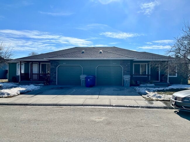 Building Photo - 1025 SE Freedom Cir