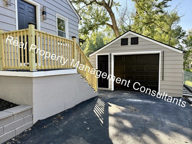 Building Photo - Beautifully Renovated 3-Bedroom, 2-Bath Ho...