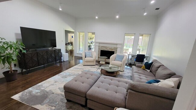 Building Photo - 2203 Bluebonnet Dr