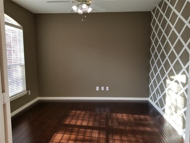 Building Photo - 806 Cascades Dr