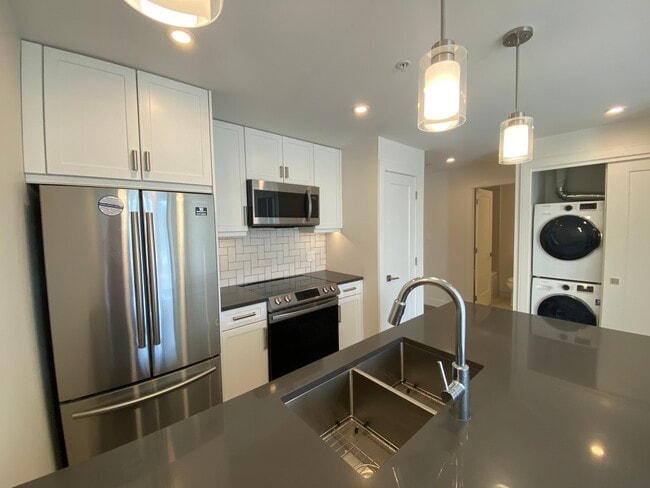 Building Photo - 119 Haliburton St