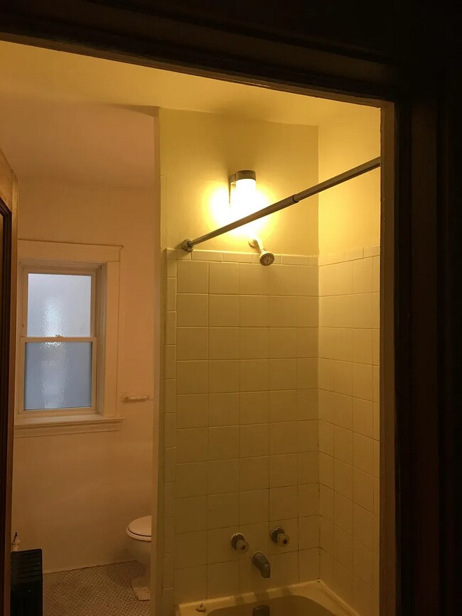 Foto del edificio - 2222 N Girard Ave