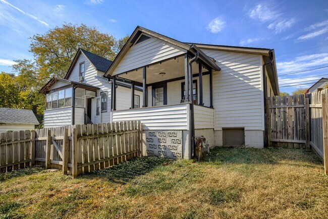 Building Photo - Cozy 2 Bedroom With Fenced Yard & Parking,...