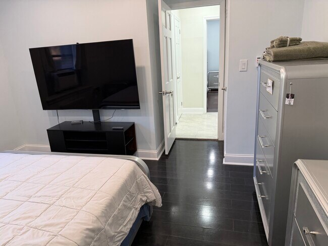 Dormitorio 1 - 7713 Ditmars Blvd