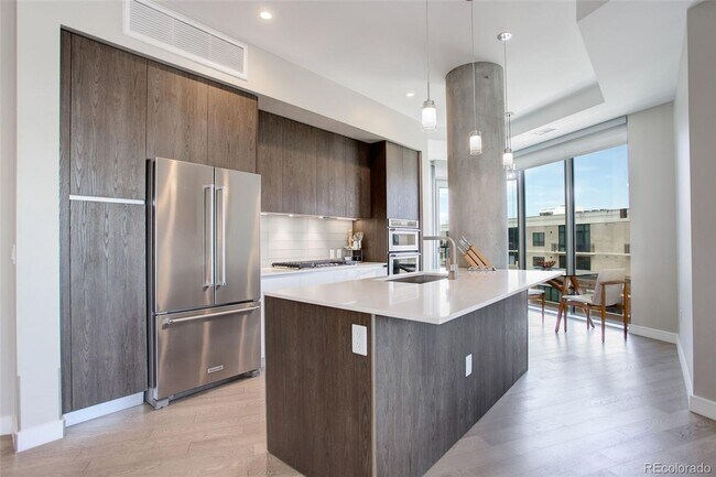 Foto del edificio - Stunning 2-Bedroom Condo at Sloan's Lake's Premier Lakehouse Community
