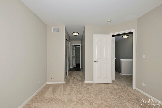 Foto del edificio - 3152 Falling Waters Ln