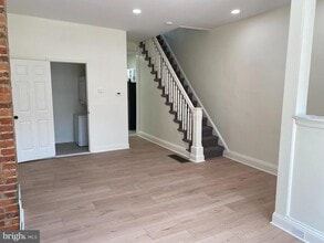 Building Photo - 823 Hutton St