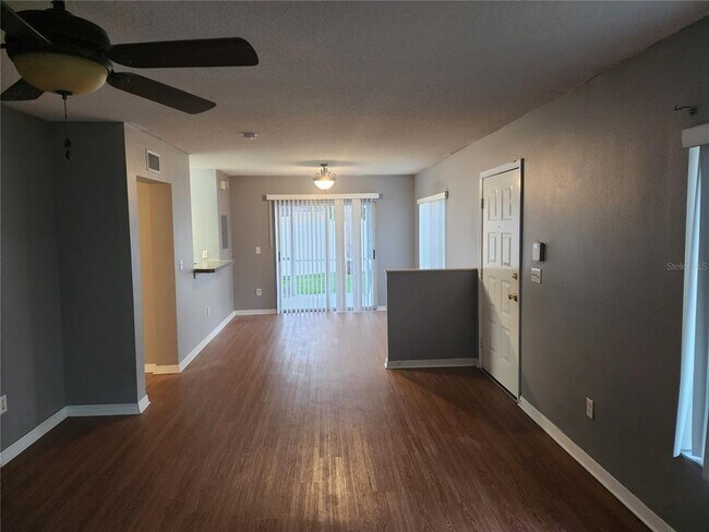 Foto del edificio - 2121 Fluorshire Dr