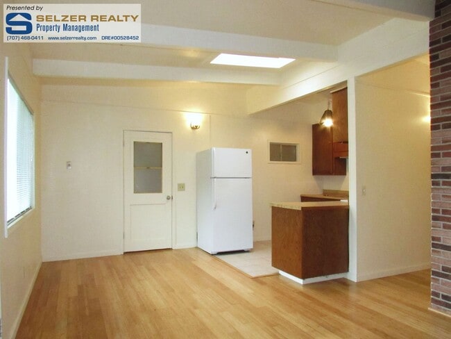 Building Photo - 521 Redwood Ave