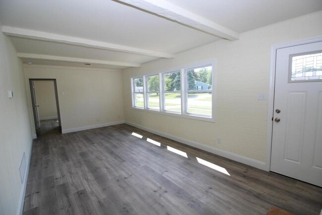 Building Photo - 71 Saxton Rd